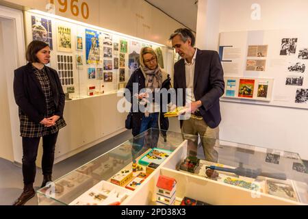 Une maison pour la culture quotidienne de la RDA. Andrea Wieloch, à gauche, directrice du musée et Axel Driescher, conservateur au musée Utopia and Everyday Life, Everyday Culture and Art du GDR à Eisenhüttenstadt, Allemagne Banque D'Images