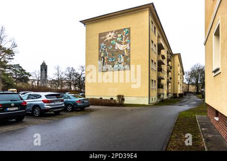 Façade de la maison à Eisenhüttenstadt. Voici une mosaïque faite de carreaux de porcelaine Meissen d'origine. Entre 3 et 5 pour cent de la somme de construction dans la ville planifiée d'Eisenhüttenstadt était liée à l'art, Eisenhüttenstadt, Allemagne Banque D'Images