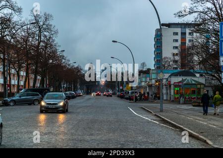 Lindenallee (anciennement Leninallee) à Eisenhüttenstadt avec vue sur le grand haut-fourneau d'EKO (Eisenhütten Kombinat Ost). Il a une hauteur de 90 mètres et est la plus haute structure de la ville, l'Allemagne Banque D'Images