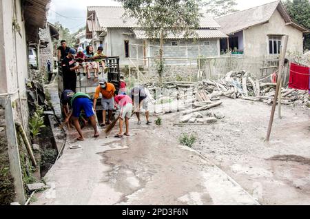 Magelang, Indonésie. 14th mars 2023. Les gens utilisent de l'eau pour nettoyer les matériaux volcaniques du volcan du Mont Merapi, dans le village de Krinjing, à Magelang, dans le centre de Java, en Indonésie, au 14 mars 2023. Credit: Agung Supriyanto/Xinhua/Alamy Live News Banque D'Images