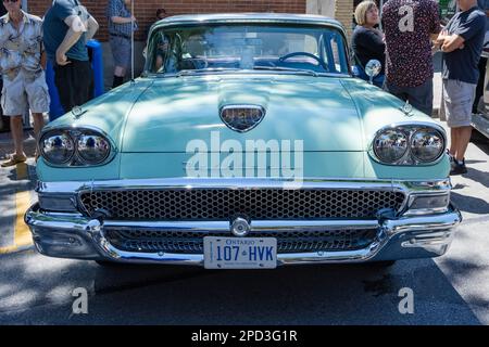 Burlington, ON, Canada - 9 juillet 2022 : vue de face d'une voiture Ford Fairlane vert clair dans le salon de l'auto de Burlington Banque D'Images