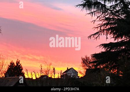 Un horizon spectaculaire, un paysage nuageux, vif, un horizon à l'aube, un horizon au crépuscule Banque D'Images