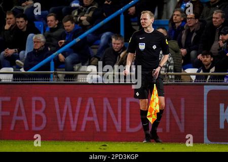 DOETINCHEM, PAYS-BAS - MARS 13: Arbitre adjoint Patrick Inia avant le match Keuken Kampioen Divie entre de Graafschap et PEC Zwolle à de Vijverberg sur 13 mars 2023 à Doetinchem, pays-Bas (photo de René Nijhuis/Orange Pictures) Banque D'Images