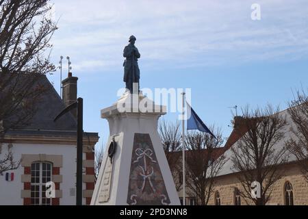 WISSANT, FRANCE, 13 AVRIL 2022 : vue sur le mémorial de guerre et les bâtiments de la place général de Gaulle sur la Côte d'Opale à Wissant, France. Ce littoral Banque D'Images