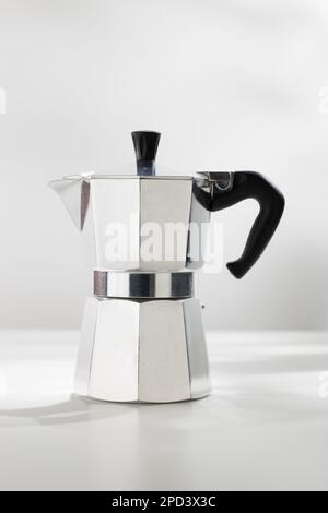 Machine espresso Moka pot sur une table blanche. Banque D'Images
