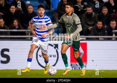 DOETINCHEM, PAYS-BAS - MARS 13: Rio Hillen de Graafschap challenges Daijiro Chirino de PEC Zwolle lors du match Keuken Kampioen Divie entre de Graafschap et PEC Zwolle à de Vijverberg sur 13 mars 2023 à Doetinchem, pays-Bas (photo de René Nijhuis/Orange Pictures) Banque D'Images