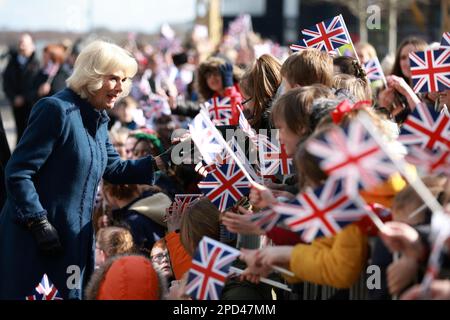 Le Queen Consort rencontre le public lors d'une visite à la bibliothèque Southwater One de Birmingham, pour remercier le personnel et les représentants des groupes locaux de sensibilisation et de bénévoles pour leur grande contribution à la communauté. Date de la photo: Mardi 14 mars 2023. Banque D'Images