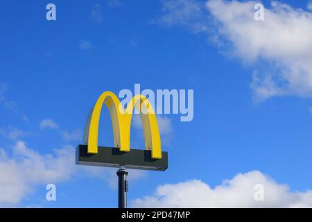 Logo McDonald's contre le ciel bleu et les nuages blancs de temps équitable au restaurant McDonald's de Salo, en Finlande. 12 mars 2023. Banque D'Images