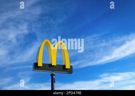 Logo McDonald's contre le ciel bleu et les nuages blancs de temps équitable au restaurant McDonald's de Salo, en Finlande. 12 mars 2023. Banque D'Images