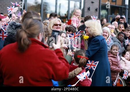 Le Queen Consort rencontre le public lors d'une visite à la bibliothèque Southwater One de Birmingham, pour remercier le personnel et les représentants des groupes locaux de sensibilisation et de bénévoles pour leur grande contribution à la communauté. Date de la photo: Mardi 14 mars 2023. Banque D'Images