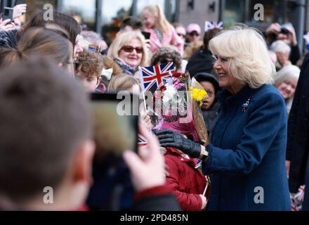 Le Queen Consort rencontre le public lors d'une visite à la bibliothèque Southwater One de Birmingham, pour remercier le personnel et les représentants des groupes locaux de sensibilisation et de bénévoles pour leur grande contribution à la communauté. Date de la photo: Mardi 14 mars 2023. Banque D'Images