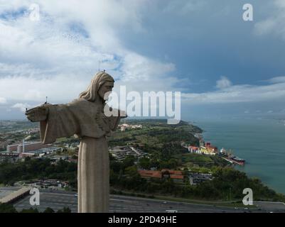 Sanctuaire du Christ Roi. Monument catholique et sanctuaire dédié au Sacré coeur de Jésus-Christ dominant la ville de Lisbonne située à Al Banque D'Images