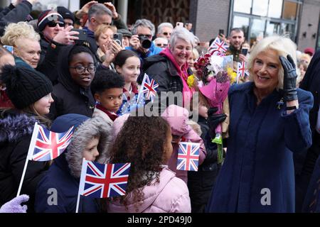 Le Queen Consort rencontre le public lors d'une visite à la bibliothèque Southwater One de Birmingham, pour remercier le personnel et les représentants des groupes locaux de sensibilisation et de bénévoles pour leur grande contribution à la communauté. Date de la photo: Mardi 14 mars 2023. Banque D'Images