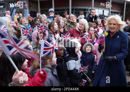 Le Queen Consort rencontre le public lors d'une visite à la bibliothèque Southwater One de Birmingham, pour remercier le personnel et les représentants des groupes locaux de sensibilisation et de bénévoles pour leur grande contribution à la communauté. Date de la photo: Mardi 14 mars 2023. Banque D'Images