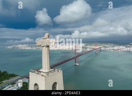 Sanctuaire du Christ Roi. Monument catholique dédié au Sacré coeur de Jésus-Christ dominant la ville de Lisbonne au Portugal. Le 25 avril Banque D'Images
