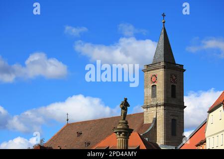 La vieille ville historique de Bad Neustadt an Der Saale avec vue sur l'église paroissiale Assomption de la Vierge Marie. Bad Neustadt an Der Saale, Rhön-G. Banque D'Images