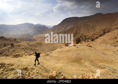 Marcheurs dans le paysage de grès de Reis al fied, Wadi Feid, Jordanie, Moyen-Orient Banque D'Images