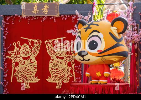 George Town, Penang, Malaisie - Jan 15 2022 : décoration d'avatar de zodiaque de tigre chinois avec tissu rouge. Le mot chinois signifie piété filial Banque D'Images