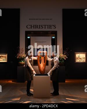 La mère et l’enfant de Henry Moore avec Apple seront à la tête de la vente aux enchères et seront présentés aux côtés de la sculpture exquise de Barbara Hepworth, percée de forme (Toledo). Pionnier du mouvement St Ives, les œuvres d’Hepworth sont proposées aux côtés d’exemples de mouvements peintres révolutionnaires. Comme la maison de vente aux enchères principale pour L.S. Lowry, Christie’s est ravie d’offrir un groupe de cinq œuvres de l’artiste en tant que point focal. Banque D'Images