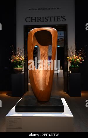 La mère et l’enfant de Henry Moore avec Apple seront à la tête de la vente aux enchères et seront présentés aux côtés de la sculpture exquise de Barbara Hepworth, percée de forme (Toledo). Pionnier du mouvement St Ives, les œuvres d’Hepworth sont proposées aux côtés d’exemples de mouvements peintres révolutionnaires. Comme la maison de vente aux enchères principale pour L.S. Lowry, Christie’s est ravie d’offrir un groupe de cinq œuvres de l’artiste en tant que point focal. Banque D'Images