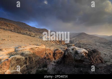 Coucher de soleil sur le paysage de grès de Reis al fied, Wadi Feid, Jordanie, Moyen-Orient Banque D'Images