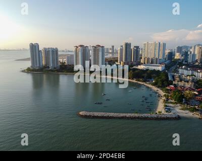 Tanjung Tokong, Penang, Malaisie - Mar 27 2022: Vue aérienne jetée traditionnelle de pêcheur avec fond de la haute élévation de condominium Banque D'Images