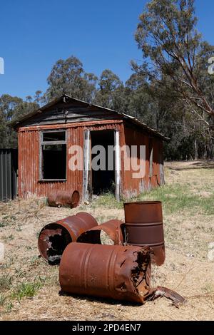 Vieux tambours rouillés et hangar d'étain à Glenmaggie, Victoria Australie Banque D'Images