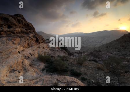 Coucher de soleil sur le paysage de grès de Reis al fied, Wadi Feid, Jordanie, Moyen-Orient Banque D'Images