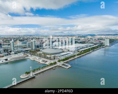 Telecabine Lisboa au Parc des Nations (Parque das Nacoes). Téléphérique dans le quartier moderne de Lisbonne, au-dessus du Tage, le jour du printemps Banque D'Images