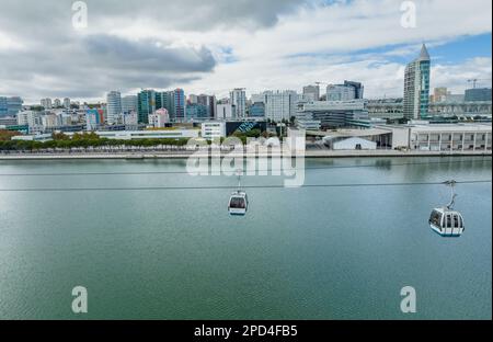 Telecabine Lisboa au Parc des Nations (Parque das Nacoes). Téléphérique dans le quartier moderne de Lisbonne, au-dessus du Tage, le jour du printemps Banque D'Images