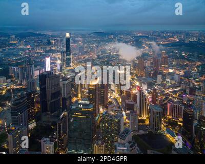 Bukit Bintang, Kuala Lumpur, Malaisie - 12 2022 novembre : la ville animée de Kuala Lumpur s'anime la nuit avec ses lumières éblouissantes et son ambiance animée Banque D'Images