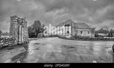 Cette image monochrome en noir et blanc fait partie de la maison fortifiée du château de Leeds datant de 11th, 12th siècles à l'époque normande, dans le Kent rural du sud-est de l'Angleterre. Banque D'Images