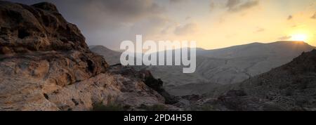 Coucher de soleil sur le paysage de grès de Reis al fied, Wadi Feid, Jordanie, Moyen-Orient Banque D'Images