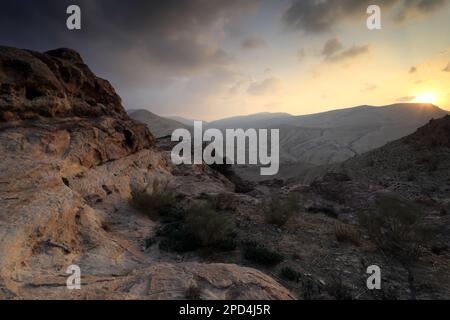 Coucher de soleil sur le paysage de grès de Reis al fied, Wadi Feid, Jordanie, Moyen-Orient Banque D'Images