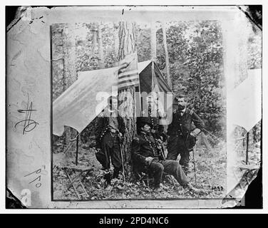 Petersburg, Virginie. Groupe de généraux fédéraux: Winfield Scott Hancock (assis), avec les commandants de division, Francis Channing Barlow, (à gauche), David Bell Birney, Et John Gibbon. Photographies de guerre civile, 1861-1865 . Hancock, Winfield Scott, 1824-1886, Birney, David Bell, 1825-1864, Barlow, Francis C, (Francis Channing), 1834-1896, Gibbon, John, 1827-1896, États-Unis, History, Guerre civile, 1861-1865. Banque D'Images