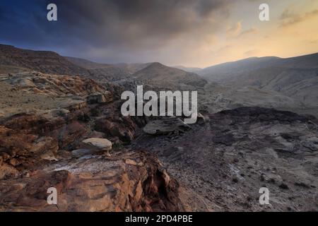 Coucher de soleil sur le paysage de grès de Reis al fied, Wadi Feid, Jordanie, Moyen-Orient Banque D'Images