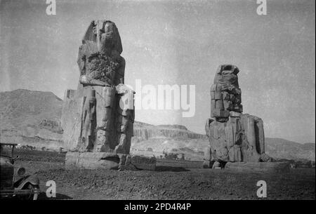 Vers 1940s, anciennes statues égyptiennes historiques dans le domaine du Temple de Karnak, Louxor, Égypte. Banque D'Images