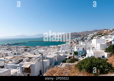 Vue panoramique depuis la colline du village de Mykonos et sa côte sur le ciel bleu. Concept de voyage de vacances Banque D'Images