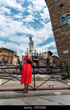 Jeune femme voyageur près de la célèbre fontaine Neptun à Florence. Banque D'Images