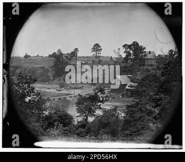 Jericho Mills, Virginie. Vue sur la rivière Anna Nord depuis la rive sud, pont de ponton en toile et train de ponton sur la rive opposée, 24 mai 1864. Photographies de guerre civile, 1861-1865 . États-Unis, Histoire, Guerre civile, 1861-1865. Banque D'Images