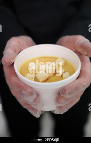 Le cuisinier contient un bol de soupe à la crème chaude avec des champignons et des croûtons. Le chef a préparé de délicieux repas végétariens dans le restaurant méditerranéen Banque D'Images