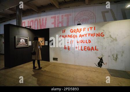 Rome, Italie. 14 mars 2023. The World of Banksy – l'exposition Immersive Experience à Rome qui comprend plus de 100 œuvres, peintures murales et objets qui se démènent dans les thèmes du capitalisme, de la guerre, du contrôle social et de la liberté par l'artiste britannique Credit: amer ghazzal/Alamy Live News Banque D'Images