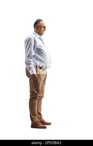 Prise de vue en profil sur toute la longueur d'un homme mature debout isolé sur fond blanc Banque D'Images