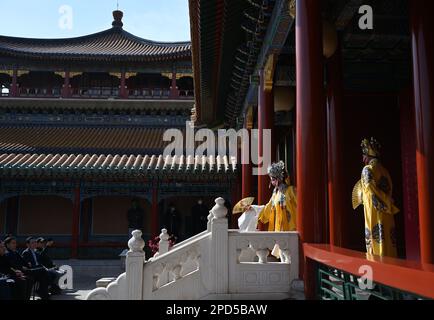 (230314) -- BEIJING, 14 mars 2023 (Xinhua) -- les interprètes d'opéra de Kunqu Li an (R) et Yu Bin promulguent un extrait du répertoire traditionnel Palais de la Jeunesse éternelle au Musée du Palais de Pékin, capitale de la Chine, 13 mars 2023. Le Musée du Palais et l'Opéra de Shanghai Kunqu ont signé un accord de coopération stratégique ici mardi pour remettre en scène des opéras classiques chinois. (Xinhua/Jin Liangkuai) Banque D'Images