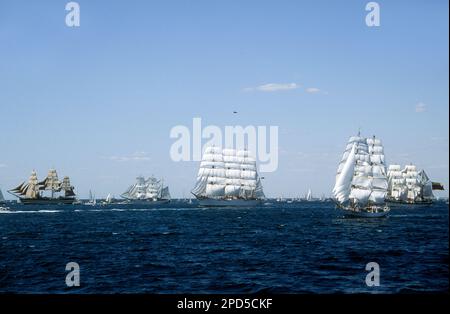 De grands navires au départ de Cadix de la régate de Columbus, 1992 Banque D'Images