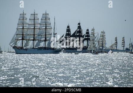 De grands navires au départ de Cadix de la régate de Columbus, 1992 Banque D'Images