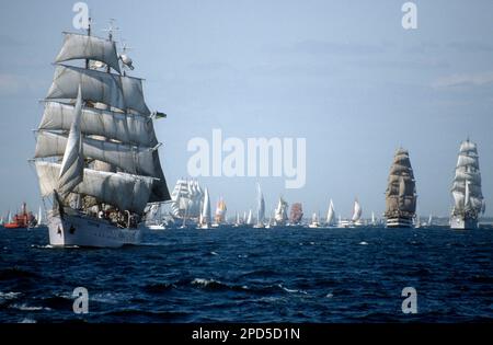 De grands navires au départ de Cadix de la régate de Columbus, 1992 Banque D'Images