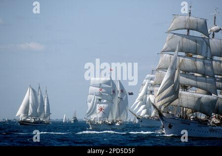 De grands navires au départ de Cadix de la régate de Columbus, 1992 Banque D'Images