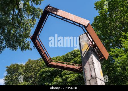 Partie de carrière par Phyllida Barlow, 2018. Grande installation de ciment et d'acier dans le parc de sculptures en plein air de Jupiter Artland, près d'Édimbourg. Banque D'Images