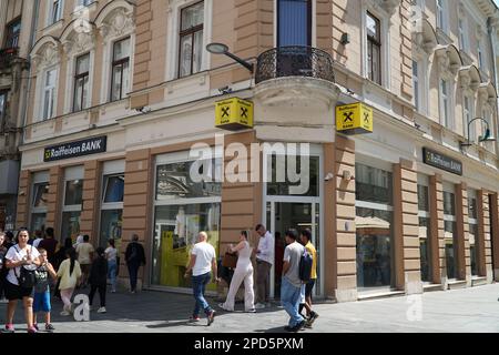 SARAJEVO, BOSNIE-HERZÉGOVINE , 16 AOÛT 2022 : logo de la banque Raiffeisen sur le bâtiment. Photo du logo de la banque avec des panneaux jaunes sur la rue Banque D'Images